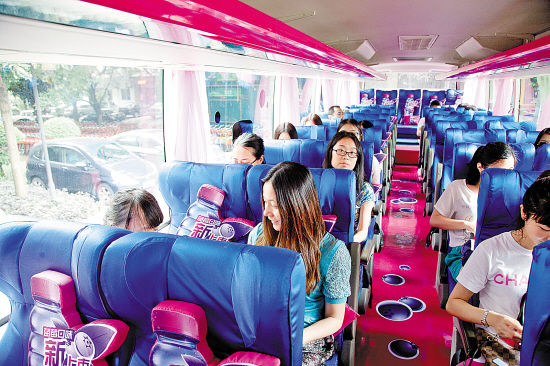 大巴接送女白領上下班